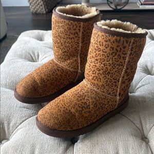 UGG Womens’s 8 Brown Leopard Print Winter Boots hole see pic